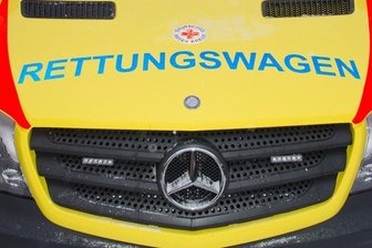 Radfahrer schlägt Autofahrer - 