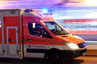 Radfahrer stürzt nach Berührung mit Pkw: Autofahrer fährt einfach weiter - Ein 67-jähriger Radfahrer ist am Mittwoch in Oberlungwitz nach einer Berührung mit einem Pkw schwer gestürzt.