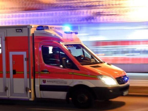 Radfahrer stürzt nach Berührung mit Pkw: Autofahrer fährt einfach weiter - Ein 67-jähriger Radfahrer ist am Mittwoch in Oberlungwitz nach einer Berührung mit einem Pkw schwer gestürzt. 