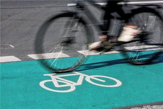 Radfahrer übersehen: Verletzter nach Unfall in Freiberg - In Freiberg sind ein Kia und ein Rennrad zusammengestoßen. F