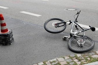 Radfahrer verunglückt auf Flucht vor der Polizei -