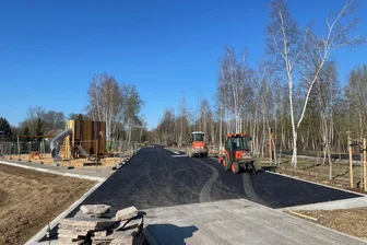 Radfahrerclub schlägt Alarm: Ausbau des Chemnitzer Premiumradwegs akut gefährdet - Ein Ende des Premiumradwegs liegt im Pleißenbachpark, wo noch Restarbeiten laufen. In die andere Richtung soll der Weg eigentlich ab Sommer bis Grüna weitergebaut werden.