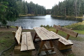 Radfahrerin auf dem Weg zum Vogtlandsee bei Sturz schwerst verletzt - Der Vogtlandsee wird gern von Ausflüglern angesteuert. In der Nähe verunglückte am Dienstagvormittag eine Radfahrerin.