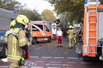 Radfahrerin in Berlin nach Unfall mit Betonmischer für hirntot erklärt - Einsatzfahrzeuge von Polizei und Feuerwehr stehen an der Bundesallee in Berlin-Wilmersdorf. Drei Tage nach dem Unfall mit einem Betonmischer in Berlin ist die lebensgefährlich verletzte Radfahrerin für hirntot erklärt worden