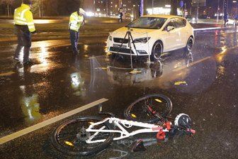 Radfahrerin nach Kollision mit Auto schwer verletzt -