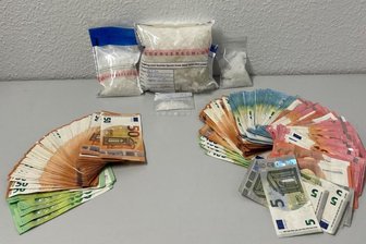 Radfahrerin ohne Licht bringt Polizei auf Spur von mutmaßlichem Drogendealer - 9000 Euro Bargeld sowie ein 768 Gramm schweres Päckchen Crystal Meth haben Polizeibeamte bei der Durchsuchung einer Wohnung im Altenburger Land gefunden.
