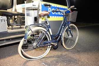 Radfahrerin schwer verletzt - Autofahrer flüchtet - Die 40-jährige Radfahrerin wurde schwer verletzt.
