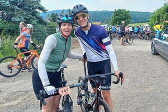 Radfernfahrt Fichkona: Mutter und Sohn sehen sich nur ganz kurz bei Pause in Biesern und danach erst wieder auf Rügen - Nur für wenige Sekunden konnten sich Babett und Philipp Männel (r.) auf dem Bieserner Parkplatz begrüßen. Während es für den Sohn in Gruppe 2 weiter Richtung Norden ging, kam seine Mutter mit der dritten Gruppe an.