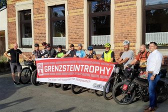 Radfernfahrt: Vogtländer schicken Teilnehmer der Grenzsteintrophy los - Am Samstag schickte Landrat Thomas Hennig in Pabstleithen Fahrer der Grenzsteintrophy los.