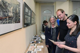 Radierungen und Fotografien ziehen ins Lunzenauer Rathaus - Zur Ausstellungseröffnung kamen Michael Ackermann (Mitte) und Dorothée Winkler-Schmidt (r.) ins Gespräch mit Besucher Hubert Müller (l.).
