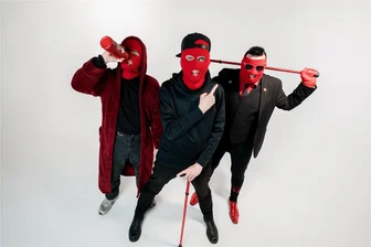 Radikal witzig: Die Leipziger Electro-Punks Soko Linx im Interview! - Nixs Kool (Schlagzeug), Siko Lonx (Gitarre und Gesang) und Oxon Kils (Bass und Gesang, von, natürlich!, links) sind Soko Linx.