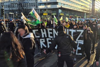 Radikalisierung von Jugendlichen: Die Hakenkreuze im Bad waren noch da - Eine rechtsextreme Demo bei der Eröffnung der Kulturhauptstadt in Chemnitz. Viele der Teilnehmenden sind sehr jung.