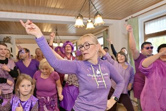 Radio-Gewinnspiel sorgt für Finanzspritze - Katja Künzel-Tempel (vorn) hat die Choreografie gestaltet für den Disco-Tanz.