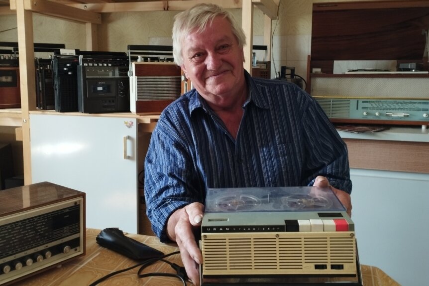Radio, Musikbox & Co - ein Leben lang - Klaus Erler mit dem Tonbandgerät "Uran", das er sich von seinem ersparten Geld 1968 in Lengefeld für 680 Mark gekauft hat. 
