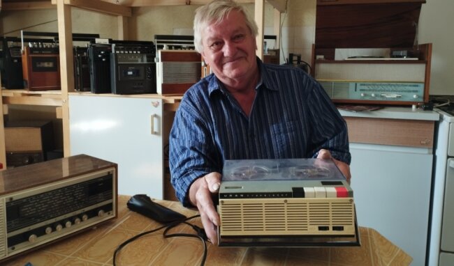 Radio, Musikbox & Co - Wenn eine Liebe ein Leben lang hält - Klaus Erler mit dem Tonbandgerät "Uran", das er sich von seinem ersparten Geld 1968 in Lengefeld für 680 Mark gekauft hat. 
