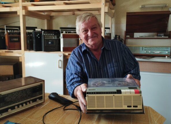 Radio, Musikbox und Co - Wenn eine Liebe ein Leben lang hält - Klaus Erler mit dem Tonbandgerät "Uran", das er sich von seinem ersparten Geld 1968 in Lengefeld für 680 Mark gekauft hat. 