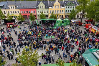 Radio PSR: So hat Auerbach bei der Feuerwehr-Sachsenmeisterschaft abgeschnitten - Platz 4: 1425 Leute folgten dem Aufruf der Auerbacher Wehr und von Radio PSR, wie das Foto von oben ergab.
