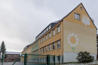 Radioaktives Gas: Wie eine kleine Stadt im Erzgebirge ihre Kinder schützen will - In der Grundschule und der Turnhalle (h.) in Elterlein wird etwas gegen die Radonbelastung unternommen.
