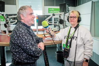 Radioluft geschnuppert: Augustusburgerin darf selbst ans Mikrofon - Sandra Weiß führte im MDR Sachsen-Studio ein Interview mit einem Rentenexperten.