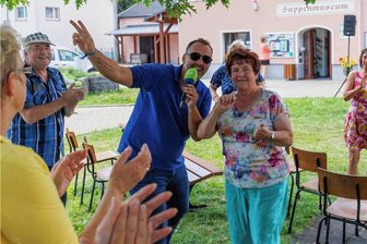 Radiomoderator macht im Erzgebirge Lust auf die Welt - Wo er auftaucht, herrscht schnell Stimmung und gute Laune: Radiomoderator Silvio Zschage. So wie im Sommer des vorigen Jahres, als er überraschend am Suppenmuseum in Neudorf Station gemacht hat. Auch für ihn privat eine besondere Adresse, denn er fühlt sich hier immer als wäre er "bei Mutti daheim zum Essen".