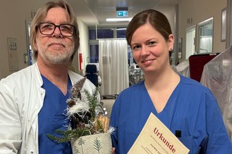 Radka Roth ist neue Transfusionsverantwortliche im Kreiskrankenhaus Greiz - Dr. Steffen Volkert gratuliert MUDr. Radka Roth zur Ernennung zur Oberärztin.