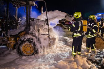 Radlader in Schwarzenberg komplett ausgebrannt - Einsatzkräfte hüllen das Wrack in Schaum - Ein Radlader ist in der Nacht zu Sonntag in Schwarzenberg vollständig ausgebrannt.
