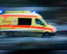 Radlader kippt bei Bergungsversuch um -