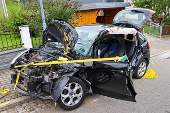 Radlader und Citroën stoßen in Bernsbach zusammen: Fahrer werden schwer verletzt - Der Citroën wurde bei dem Unfall stark beschädigt.