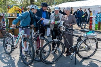 Radler fahren in den Frühling - 