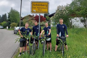 Radler-Quartett aus Schönberg auf DDR-Rädern am Ziel angekommen - Vier Männer aus Westsachsen am Ziel (v.l.): Dominik Müller, Tim Müller, Gustav Kern und Julius Graichen.