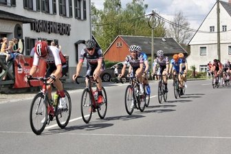Radler rollen durch Flöhaer Region - Vor dem "Trakehnerhof" in Großwaltersdorf geht es wieder um Punkte für die Sprintwertung. 