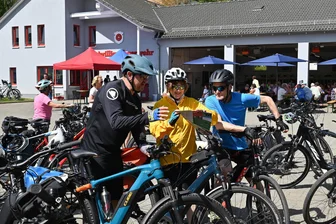 Radlerfrühling am 1. Mai: Womit Lunzenau und Penig punkten - Beim Radlerfrühling im Muldental ist die Feuerwehr in Penig als Stempelstelle ein gefragtes Ziel. Am Depot wird traditionell auch das Maibaumsetzen gefeiert.