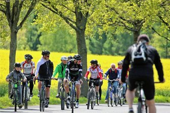 Radlerfrühling im Muldental: Zehn Stationen, die Radler am 1. Mai ansteuern können - Radler in der Frühlingslandschaft: Am 1. Mai treten wieder tausende Teilnehmer im Muldental in die Pedale. 