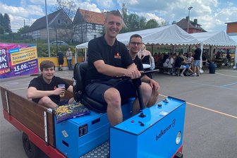 Radlersonntag in Mülsen: Wo die Elektro-Ameise für Pommes-Nachschub sorgt - Leon Madalschek auf seiner Balkancar-Elektrokarre: Mit Gordon Flachowsky (links) und Tobias Pilz sorgt er für den Pommes-Nachschub.