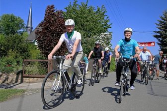 Radlersonntag lockt in autofreien Mülsengrund - Vor vier Jahren gab es zum Muttertag den letzten Radlersonntag auf einer autofreien Route. Da war sogar der sächsische Ministerpräsident Michael Kretschmer (Foto vorn) mit dabei. 
