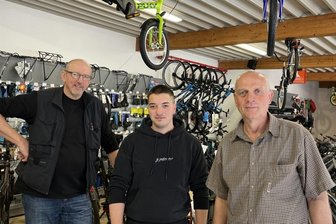 Oliver Dietze (M.) übernimmt die Leitung des "Radmarktes Mittweida" von Detlef Klauke (l.) und Thomas Naumann.