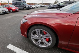 Radmuttern auf Parkplatz am Zwickauer VW-Werk gelöst: Serie reißt nicht ab - Warum sollte jemand auf den Parkplätzen des Zwickauer VW-Werks Radmuttern lösen? Diese Frage treibt die Mitarbeiter um.