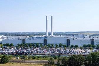 Radmuttern gelöst: Unbekannte machen sich an Fahrzeug auf Parkplatz am VW-Werk in Zwickau zu schaffen - Auf dem Parkplatz des VW-Werks Zwickau-Mosel haben Unbekannte die Radmuttern eines Passat gelockert.