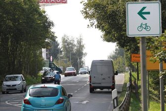 Radnetz lückenhaft: Plauen muss handeln - Mangels Radweg sollen Radfahrer diesen Abschnitt der B 173 zwischen Voigtsgrüner Weg und der sogenannten Bauhaus-Kreuzung nutzen. Das Foto ist aus dem Archiv der "Freien Presse" und zeigt Redakteur Tino Beyer, der sich mutig ins Verkehrsgetümmel stürzt. Sollen dort allen Ernstes Familien mit Kindern entlang radeln?