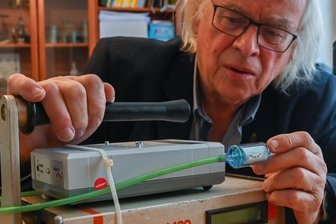 Radon-Experte rät zu Messungen - Bernd Leißring mit Messgeräten zum Aufspüren von Radon. 