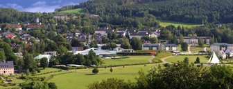 Radon - für Schlema Fluch und Segen zugleich - 
              <p class="artikelinhalt">Bad Schlema gehört deutschlandweit zu den Orten mit der höchsten Radonkonzentration im Boden. Der 40 Jahre vom Uranbergbau geprägte, aufstrebende Kurort (im Vordergrund der Kurpark) setzt Radon heute als natürliches Heilmittel ein. Bis zu 1000 Besucher nutzen das pro Tag. Das Edelgas ist hier inzwischen Wirtschaftsfaktor Nummer 1 geworden. </p>
            