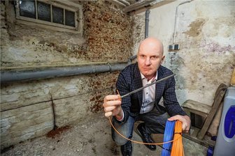 Radon in Gebäuden: Drymat in Niederwiesa entwickelt neue Methode zur Sanierung - Frank Lindner, Geschäftsführer von Drymat, zeigt das patentierte System zur Mauertrockenlegung. Die Anode wird ins Mauerwerk eingebracht; hier im Keller eines Wohnhauses in Chemnitz. 