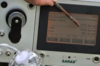 Radon-Problem schlägt hohe Wellen - Eine Radonbelastung von 1215 Becquerel pro Kubikmeter Raumluft kann auf Dauer krank machen. Dieser hohe Wert wurde auf einem Bergbaugelände in Bad Schlema gemessen.