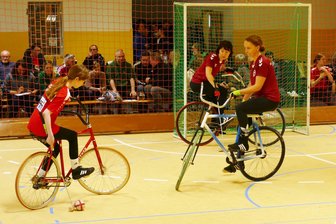 Radpolo-Premiere im Erzgebirge: Niederlautersteinerinnen schnuppern an Überraschung - Hier sind Torfrau Mariane Schmidt und Madlen Hengst gerade in der Defensive gefordert.
