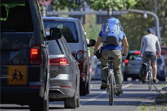 Radprofessorin Jana Kühl über Innenstadtverkehr: "Alles spricht für Tempo 30" - Mehr Radverkehr braucht auch mehr Platz. Das schmeckt vielen Autofahrern gar nicht - sie fühlen sich ausgebremst. 