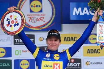 Radprofi aus Norwegen gewinnt die Deutschland-Tour - Gesamtsieger Soren Wærenskjold aus Norwegen jubelt auf dem Podium.