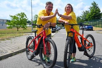 Radrennen im Gewerbegebiet nicht nur für Leistungssportler - Mandy und Hartmut Böhm gehören zu den Organisatoren der Radsportveranstaltung, die an diesem Sonntag im Gewerbegebiet Hartmannsdorf stattfindet.