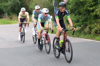 Radrennen in Halsbrücke: Quereinsteiger erweist sich als schnellster Ausreißer - Die Spitzengruppe mit Lennart Lein, Patrick Reißig, Tim Kößler und Luis Engelhardt (v. r.) schaffte es, das Hauptfeld zu überrunden.