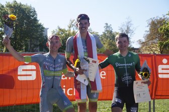 Radrennen in Zwickau: Dominik Röber jubelt dort, wo seine Karriere einst begann - Dominik Röber (Mitte) gewann das Eliterennen vor Dominik Reißig (links) und Sebastian Vogel (rechts).