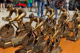Radrennen lockt so viele Teilnehmer wie noch nie zuvor - Für die Sieger und Platzierten des 11. Jahn-Radkriteriums gab es lukrative Pokale - im Foto die für die Besten der verschiedenen Altersgruppen beim Jedermann-Rennen. 
